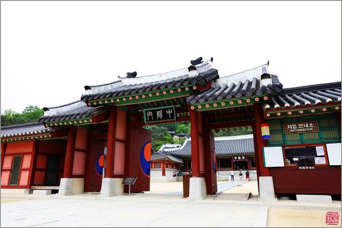 Seoul: Suwon Hwaseong & Waujeongsa & Starfield Heritage Tour - The guide, vehicle, and group size