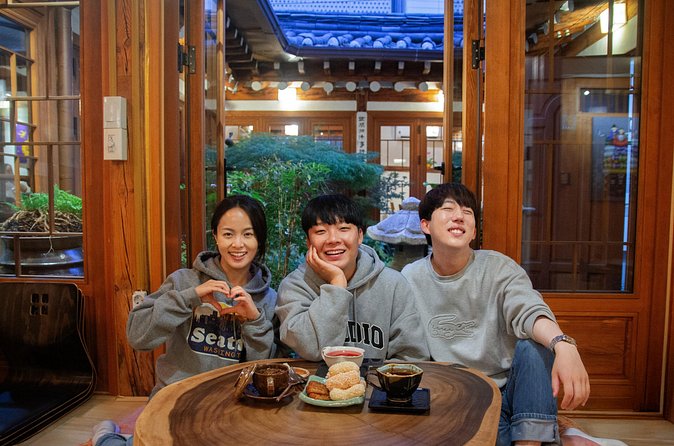 Small Group (7pax) Seoul Tour with Pickup/Dropoff (No Shopping) - Walking through Bukchon Hanok Village