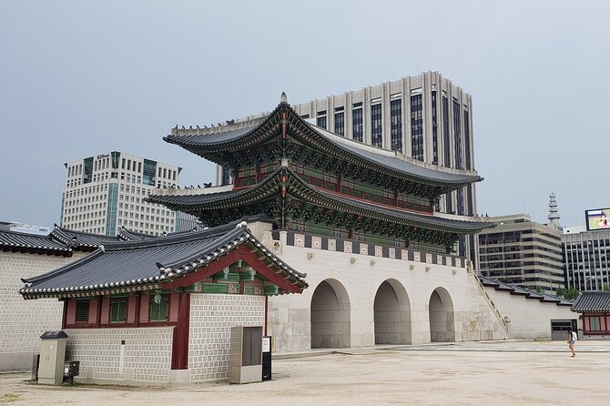 (Small Group) Palace & Seoul Old Town Highlights - A quiet pause at Jogyesa Temple