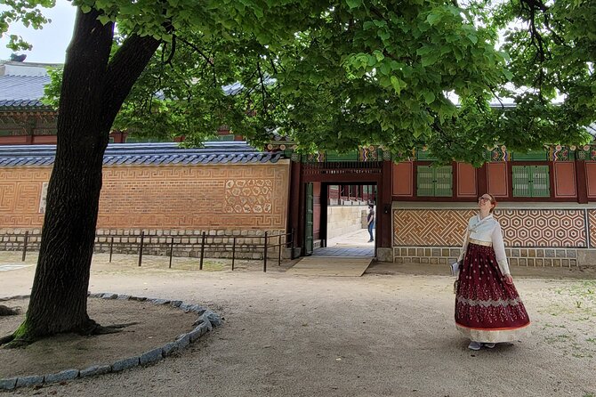 (Small Group) Palace & Seoul Old Town Highlights - Lee’s teaching style and the small-group format