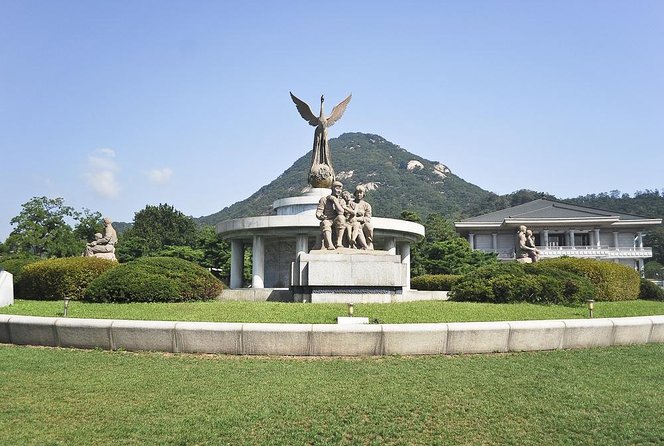 Small-Group Seoul Tour with Gyeongbokgung Palace (hotel pick-up) - Tuesdays replace Gyeongbokgung with Changdeokgung