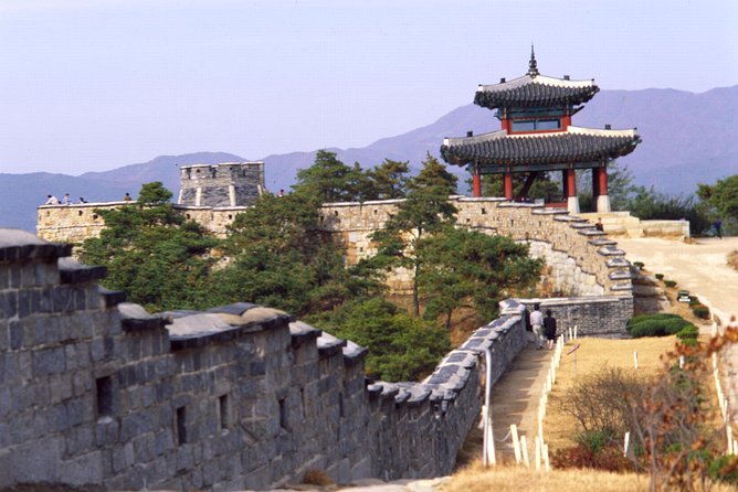 Suwon Hwaseong Fortress and Korean Folk Village Day Tour from Seoul - Guide quality and group size