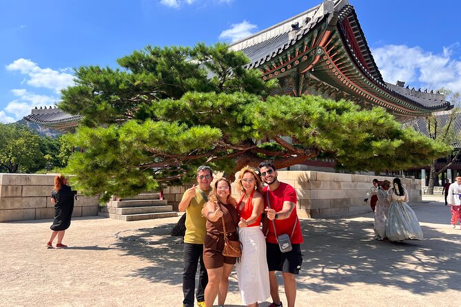 Time Travel in Seoul: Gyeongbokgung Palace, Folk Museum & Bukchon - Gyeongbokgung Palace in a focused 50 minutes