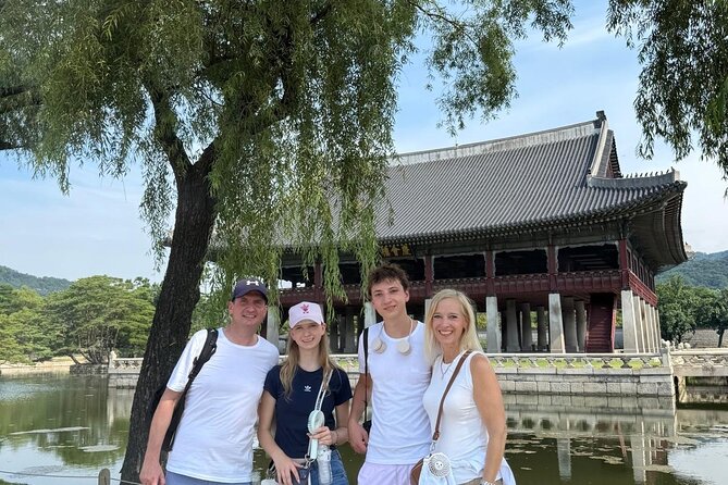 Time Travel in Seoul: Gyeongbokgung Palace, Folk Museum & Bukchon - Mina’s guiding style and what it adds