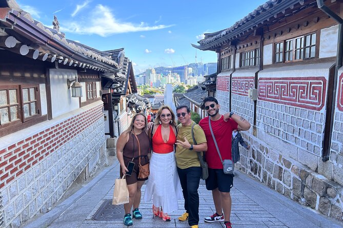 Time Travel in Seoul: Gyeongbokgung Palace, Folk Museum & Bukchon - Meeting points, walking, and timing