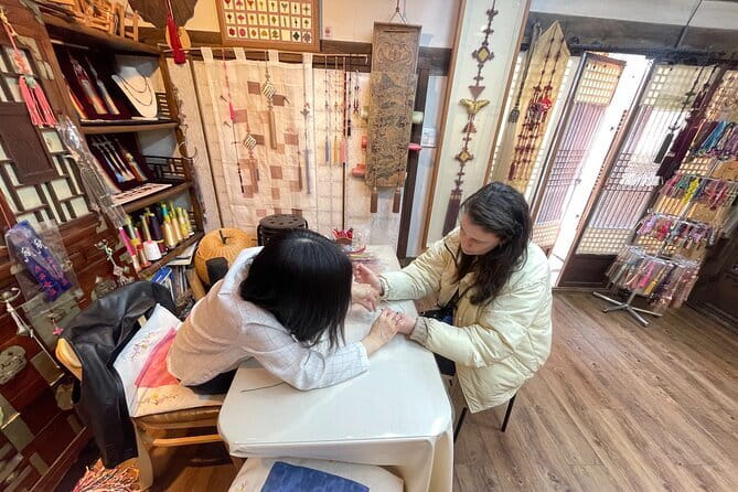 Tour Seoul’s oldest district with a storyteller from Bukchon - Starting at Unhyeongung and the story of a boy king